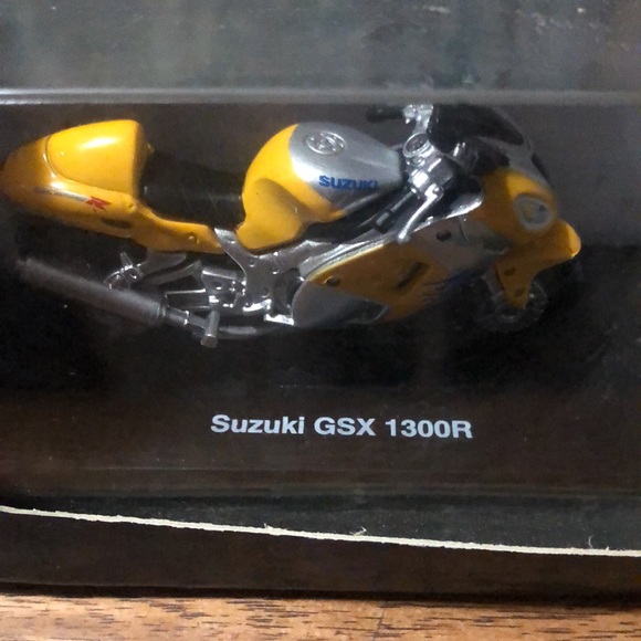 Mini Bike Suzuki GSX 1300R NIB 1/32 scale motorcycle - Picture 2 of 7